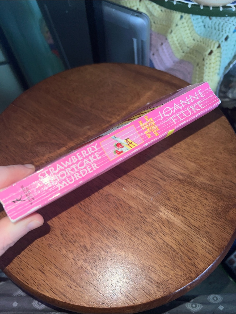 Joanne Fluke Strawberry Shortcake Murder - Pink Paperback Book - Picture 4 of 5